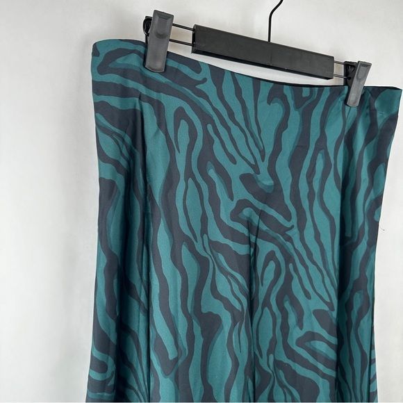 J. Crew Green and Black Animal Print Midi Skirt | US Size Medium - Picture 4 of 9
